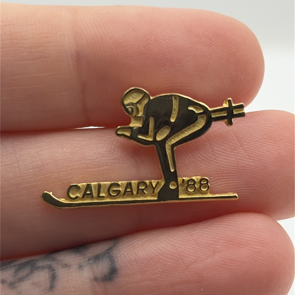 1988 Calgary Winter Olympics Skiing Event Gold Tone Lapel Hat Pin